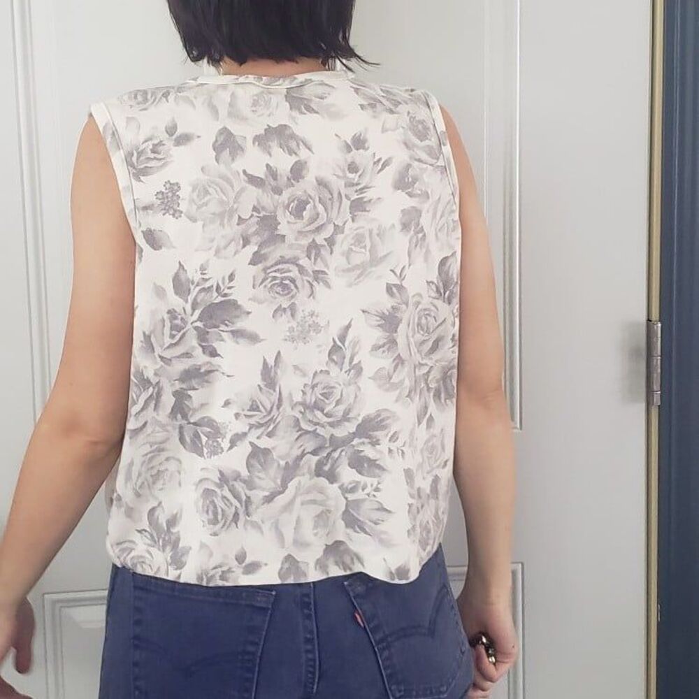 90s White and Gray Rose Print‎ Sleeveless Top - Picture 3 of 4